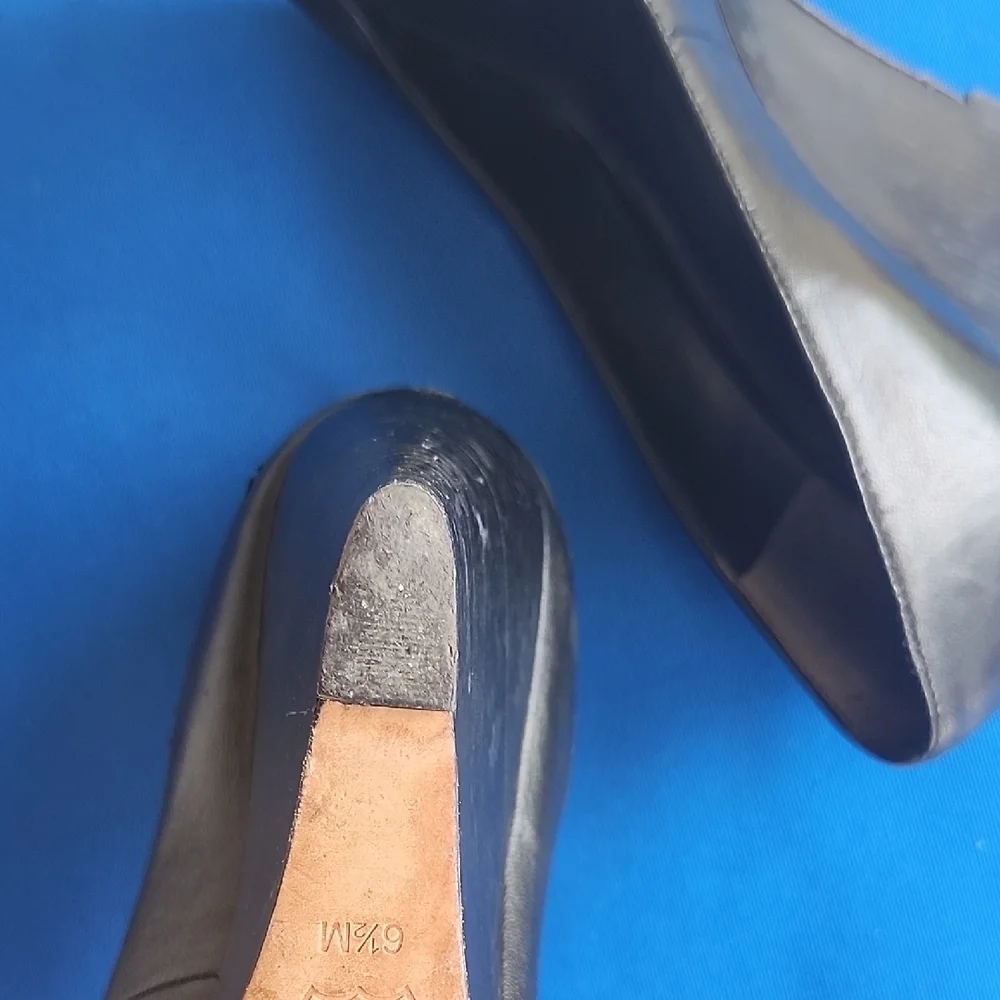 Tory Burch Black and Gold Leather Heels with Timeless Design